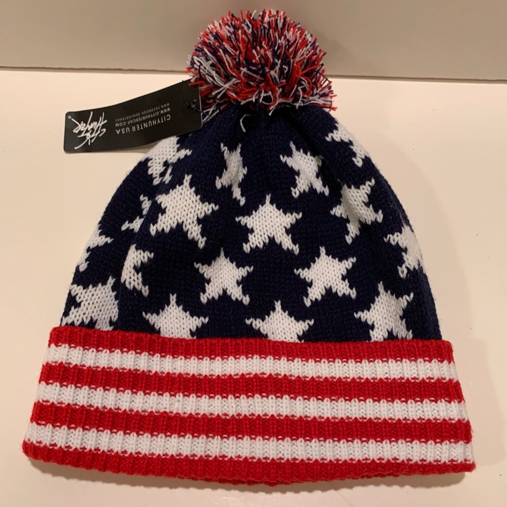 UNISEX AMERICAN THEMED KNIT BEANIE WITH POM POM.